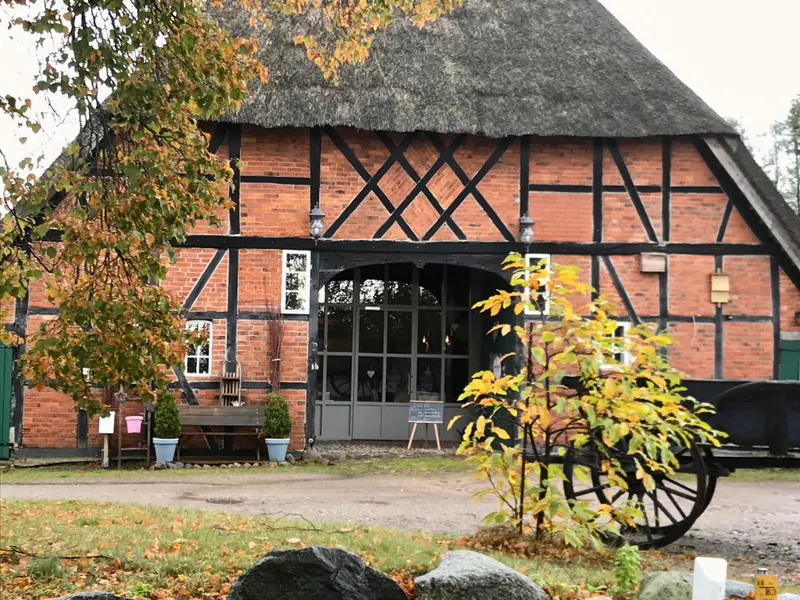 Das Fachwerkhaus des Café Brandtschatz im Herbst