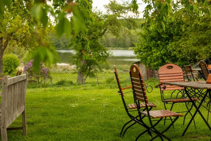 Sitzplätze im Garten des Café Brandtschatz mit Blick auf den Ankersee